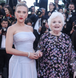 Scarlett Johansson at Cannes 2025: the american icon balancing indie cinema and blockbusters